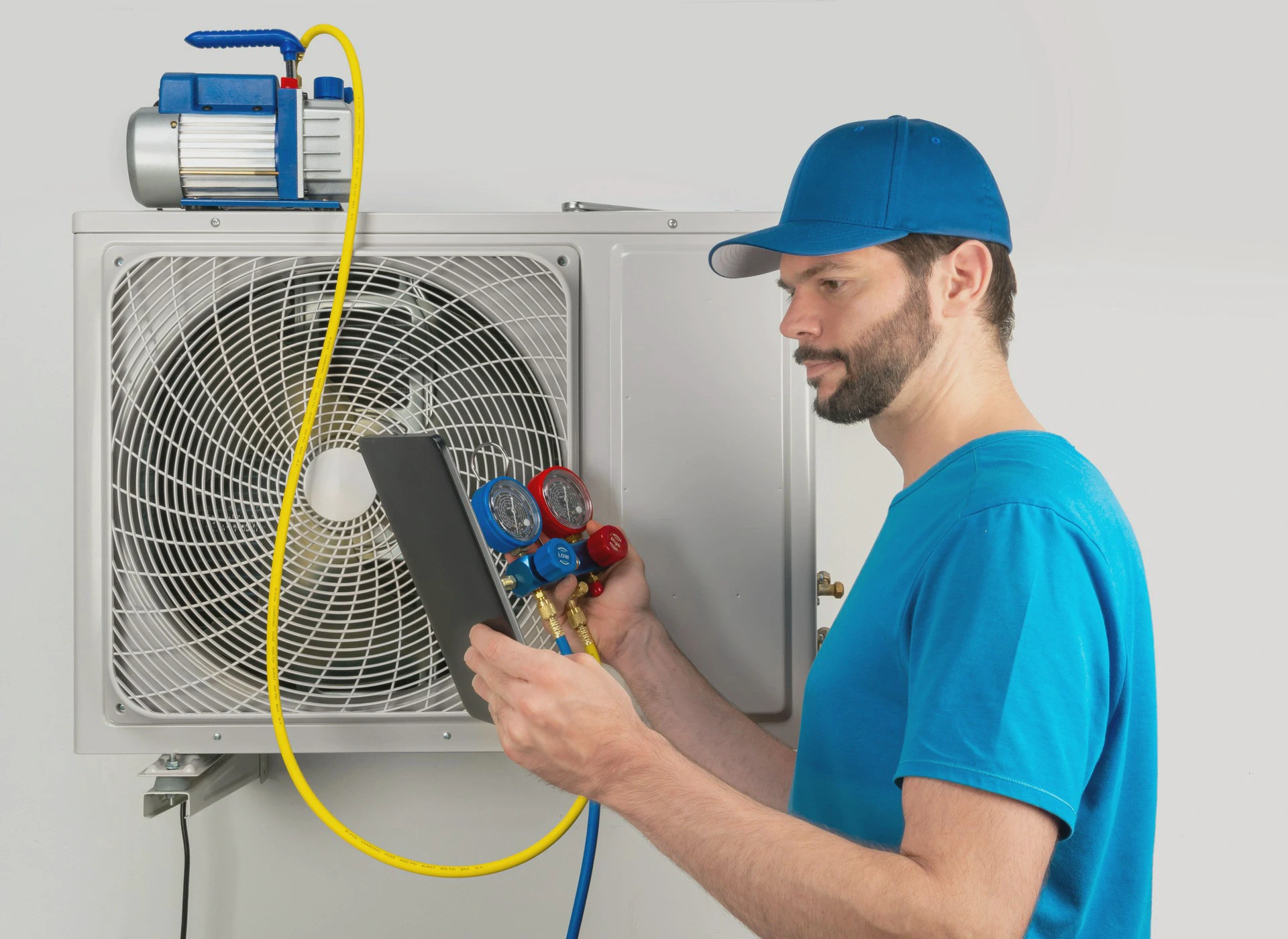 mężczyzna serwisujący klimatyzację